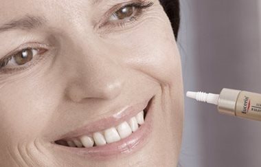 Moteris, kairįjį skruostą tepanti Eucerin priemone