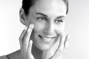 Kremą naudojanti moteris