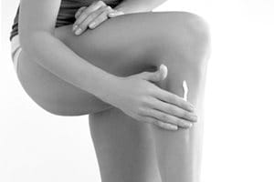 Moteris, liečianti kairiąją koją